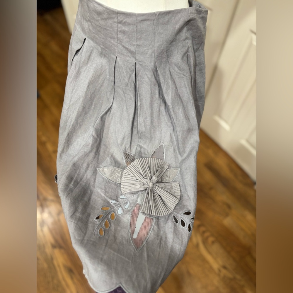 🩶2/$120🩶 ANTHROPOLOGIE Gray box-pleat, full/circle Skirt, Cutouts, appliqués - Picture 3 of 13